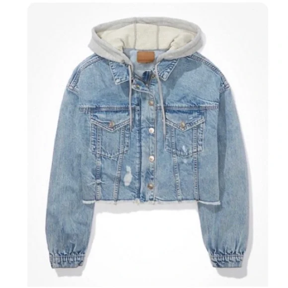 ๐ AMERICAN EAGLE Cropped Raw Hem Hooded Distressed Denim Jean Jacket Size Medium - Picture 2 of 10